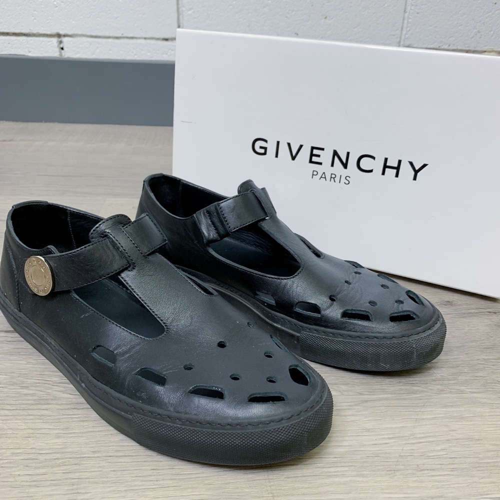 GIVENCHY LEATHER STREET PERFO BABY SHOES